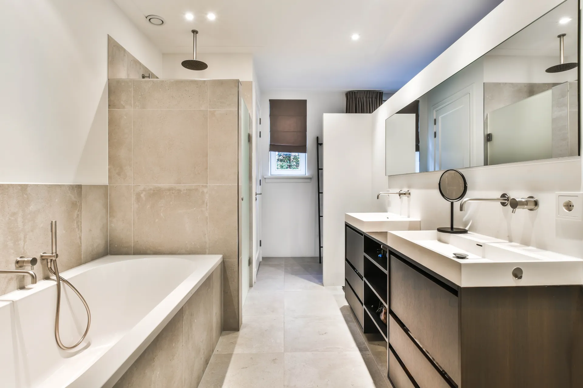 badezimmer mit badewanne