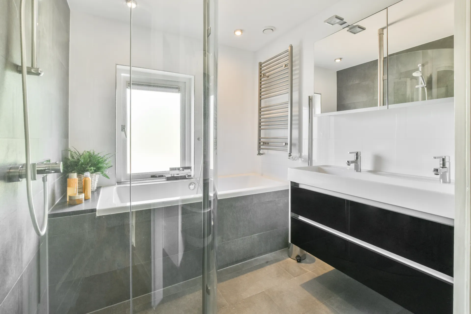 innenarchitektur des schonen und eleganten badezimmers