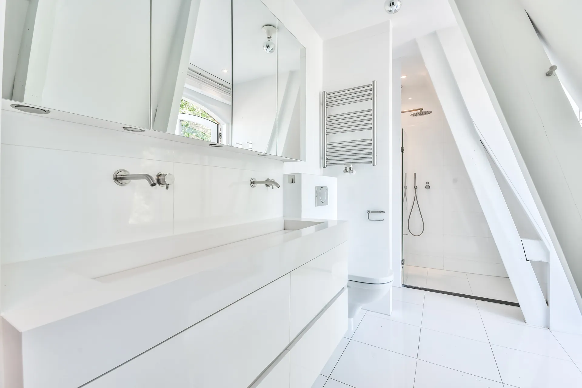 innenraum des modernen badezimmers mit weissem keramikwaschbecken und dusche im minimalen stil